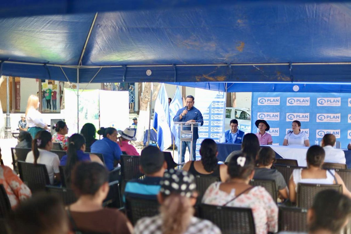 Plan_ElSalvador's tweet photo. Mujeres emprendedoras participaron en una exposición con sus productos agrícolas en la plaza central de Suchitoto, los cuales son el resultado de una iniciativa que les permitió fortalecer su emprendimiento y abrirse paso en el mercado e implementar prácticas de cultivo orgánico. https://t.co/PFfiwZlRmi