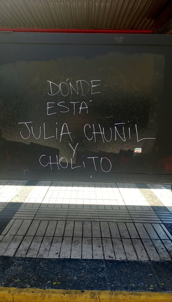 Denis_Sota's tweet photo. #DondeEstaJuliaChuñil

Paraderos que hablan... En Estación Central. https://t.co/c9ORfBir3N