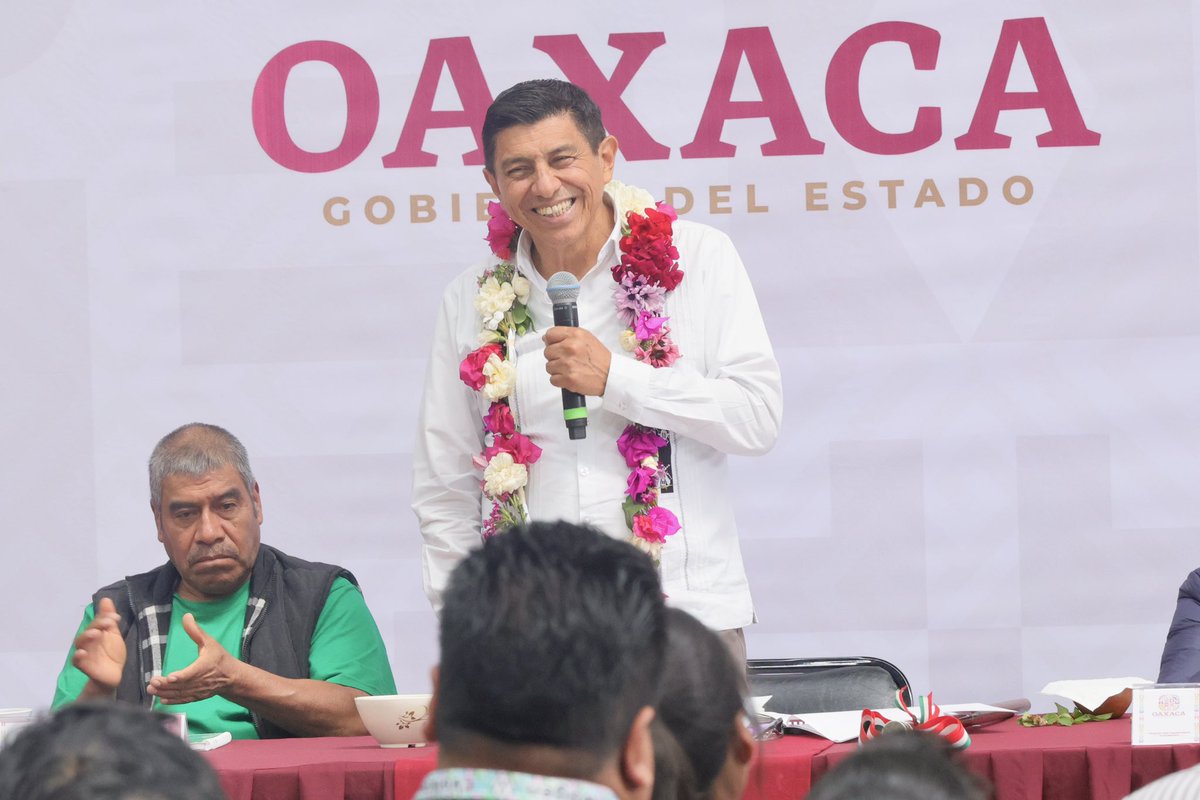 salomonj's tweet photo. Con la Presidenta Honoraria del @DIF_Oaxaca, @Irma_BolanosOax, presentamos la estrategia Trabajo que Transforma tu Municipio en Santiago Laxopa, donde tenemos los programas Desayuno de Letritas, Itacate de mi Corazón y la #TarjetaMargaritaMaza; este año continúa el apoyo del programa federal #LaClínicaEsNuestra; entregamos kits para dos Casas de Salud; invertimos en capacitación a topiles, rehabilitación de una red de distribución de agua potable, pisos firmes; mejoramientos a la vivienda y pavimentación de un camino con concreto hidráulico.

Nos solicitaron ayuda para un viaje de estudios a Oaxaca de Juárez, para alumnas y alumnos de la Escuela Primaria Bilingüe “Emiliano Zapata” y los vamos a apoyar. También, entregamos mobiliario escolar y se va a invertir en infraestructura. Muchos años nos hicieron creer que nuestras comunidades iban a seguir siendo pobres, pero ese no es nuestro destino. Por eso venimos a cumplir con el deber de siempre servir al pueblo, para saldar la deuda histórica que nos heredaron.