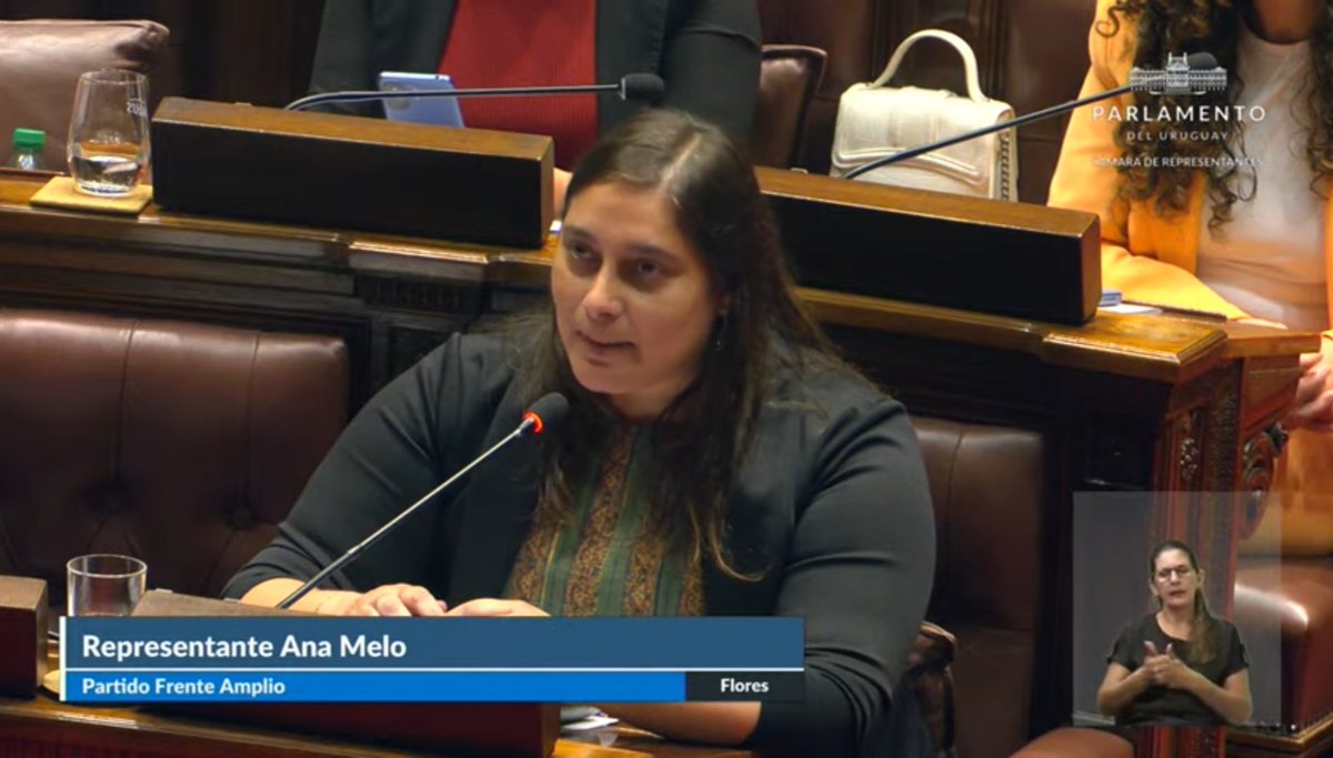 ▶️ Hoy asumió en el Parlamento Ana Laura Melo, la primer Diputada mujer del departamento. 

Orgullo para todas y todos los frenteamplistas 🔴🔵⚪🙌🏽