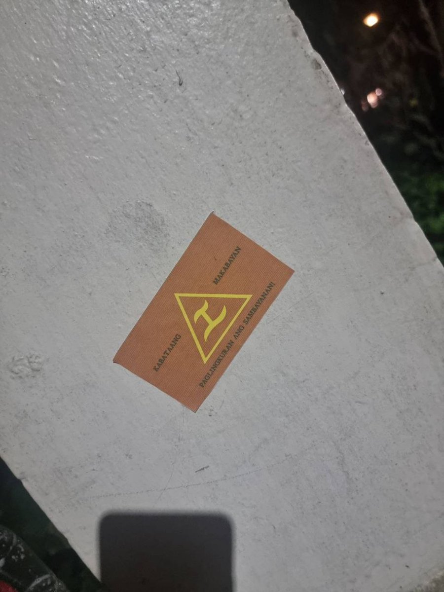 TINGNAN: Sa huling araw ng February Fair, natagpuan ang balatengga ng Kabataang Makabayan (KM) sa UPLB. Namataan ang ilang stickers sa kahabaan ng Palma Bridge, at ilang isyu rin ng Ang Bayan at Kalatas ang nakapalibot sa campus at Feb Fair grounds.

#RevolutionariesNotTerrorists