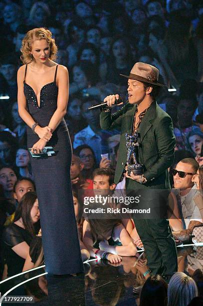 Imbe__'s tweet photo. Che belli Alessia Marcuzzi e Carlo Conti. #Sanremo2025 https://t.co/IbTtyppn0c