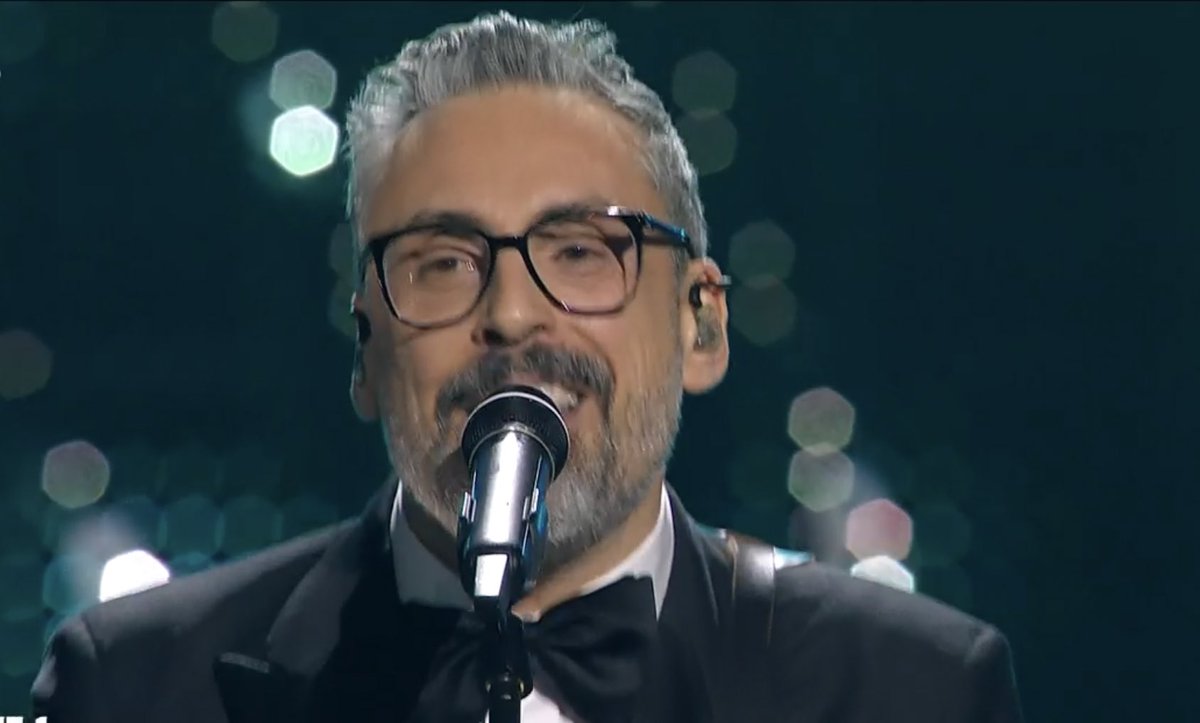marrmat's tweet photo. Dario Brunori tu hai cambiato l’architettura e le proporzioni del nostro cuore ❤️‍🩹

#Sanremo2025 https://t.co/0KJesuxQPV