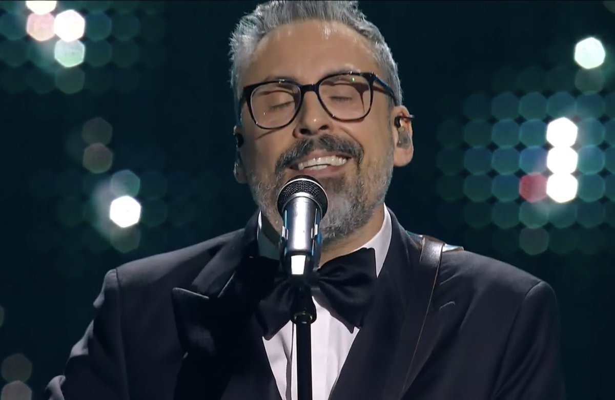 marrmat's tweet photo. Dario Brunori tu hai cambiato l’architettura e le proporzioni del nostro cuore ❤️‍🩹

#Sanremo2025 https://t.co/0KJesuxQPV