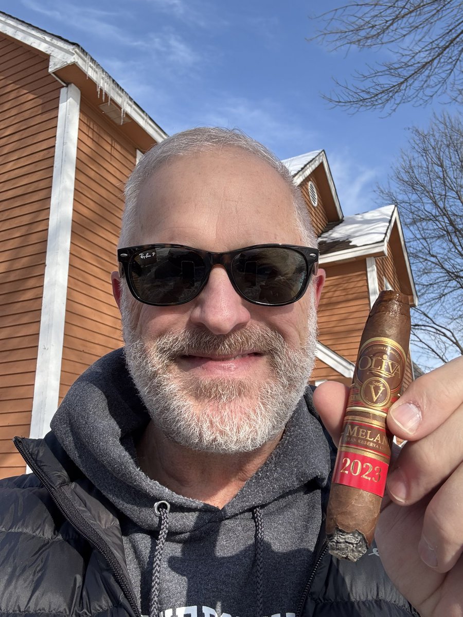 JimNashMN's tweet image. 20F feels like spring after shoveling. So being a Minnesotan I made a personal choice to celebrate this sunny day with a cigar.