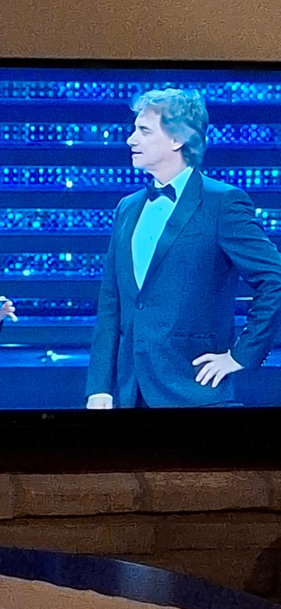 Alberto Angela canta CORE ETRUSCO. Di Tutankamon, Cesare e Carlo Magno. Dirige l'orchestra il maestro Beppe Garibaldi.