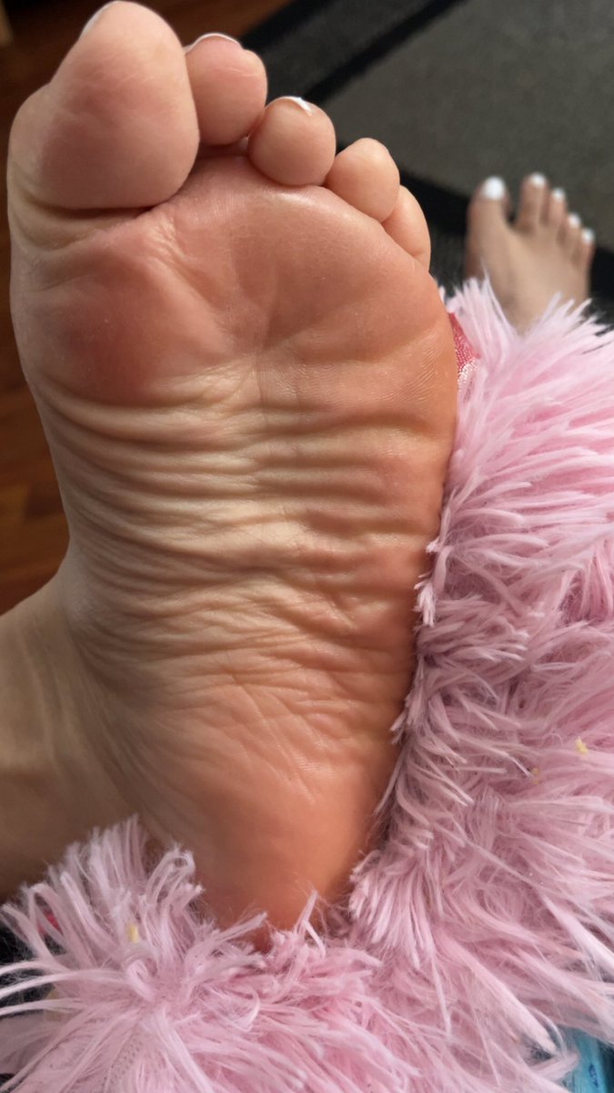 Urfetish02's tweet photo. White toes , wrinkly soles🫶🏽🤍 #soles #toes #solecontent https://t.co/xpcvndrVOK