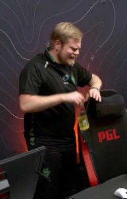 wdlrzone's tweet image. Magisk crying after @FalconsEsport lose to @paiNGamingBR 

#PGLClujNapoca