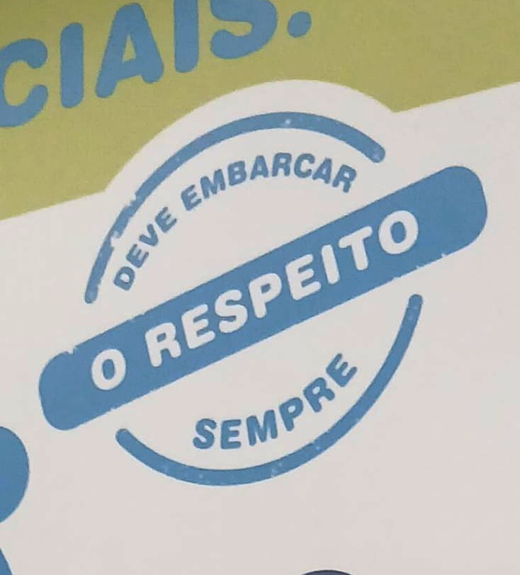 É tão comum a gente encontrar aquelas abominações tipográficas que hoje quero parabenizar esse anúncio do metrô que funciona de qualquer forma que você lê.