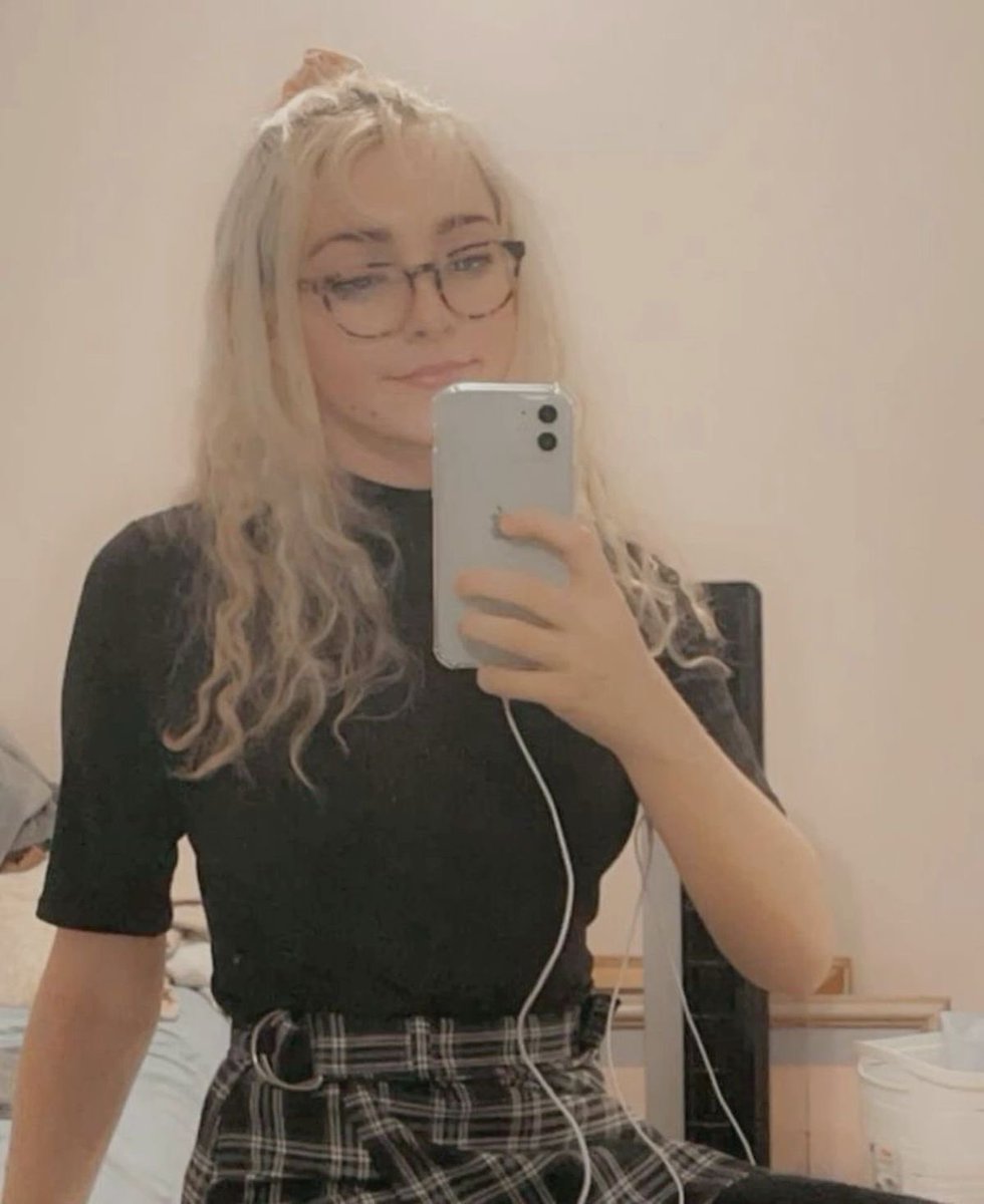 sylveethinks's tweet image. classy 🖤