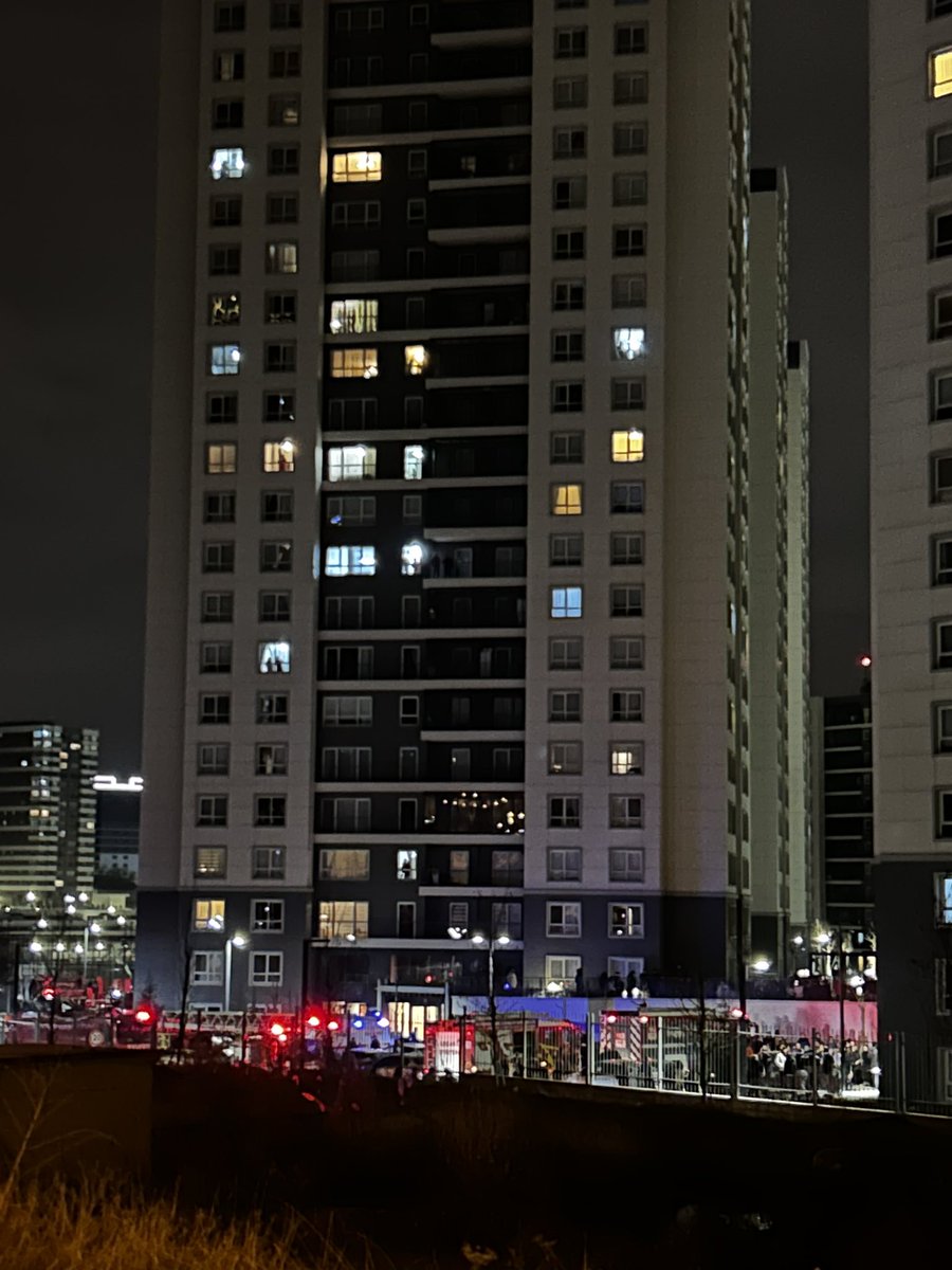 İtfaiyeler yangın ihbarı üzerine gelmiş. Oyak Göksu sitesi. Görünürde yangın yok fakat son durum bilinmiyor.