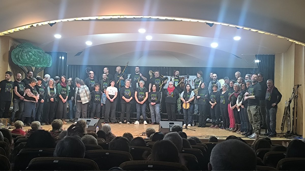 bngvigo's tweet photo. Este serán o auditorio de Helios ficou pequeno para albergar o grande Festival reivindicativo de @Bembriveenpe, no que participaron o noso portavoz municipal, Xabier P. Igrexas, a deputada Carmela González e quen foi o noso candidato a pedáneo, Roberto Fernández. Moita forza! ✊🏼 https://t.co/9zUJxcLAR8