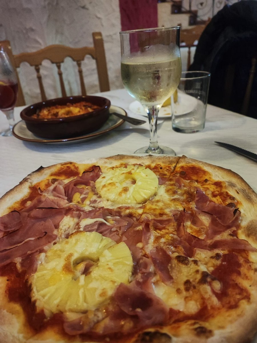 Anatema para puristas y yo disfrutando. Pizza con piña y Verdejo con hielo :)