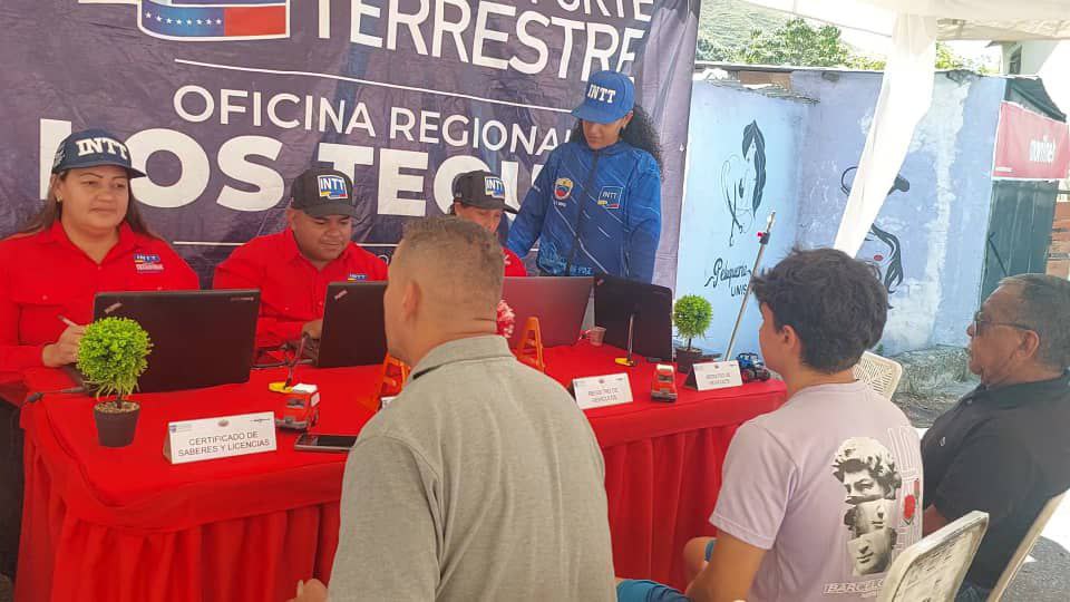 INTTORLosTeques's tweet photo. Funcionarios del #INTTLosTeques realizaron un operativo especial en la carretera vieja Caracas-Los Teques, beneficiando a la comunidad de la Virgen del Valle de la Parrilla. https://t.co/TME9qGm9oB