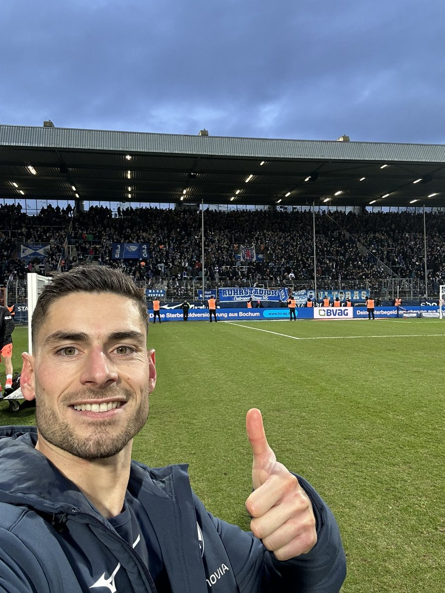 VfLBochum1848eV's tweet image. Herzlich willkommen im Vonovia Ruhrstadion übrigens, Georgios!🤩🤝🇬🇷 

#BOCBVB 2:0