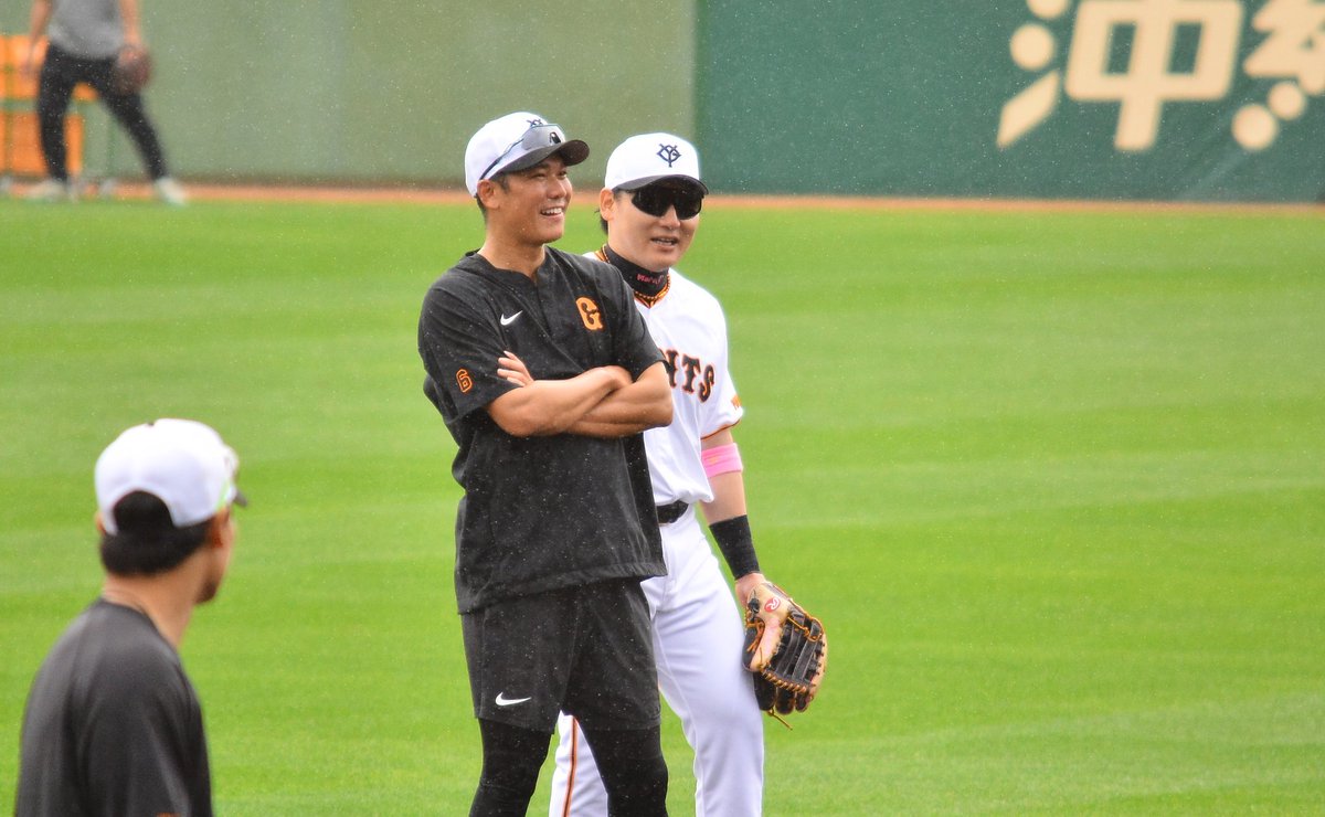 mikodesuga's tweet photo. 2025.2.15 巨人軍那覇キャンプ初日
守備練習にて　サカマル
 #坂本勇人 #丸佳浩 https://t.co/AVg4eA1Mo4