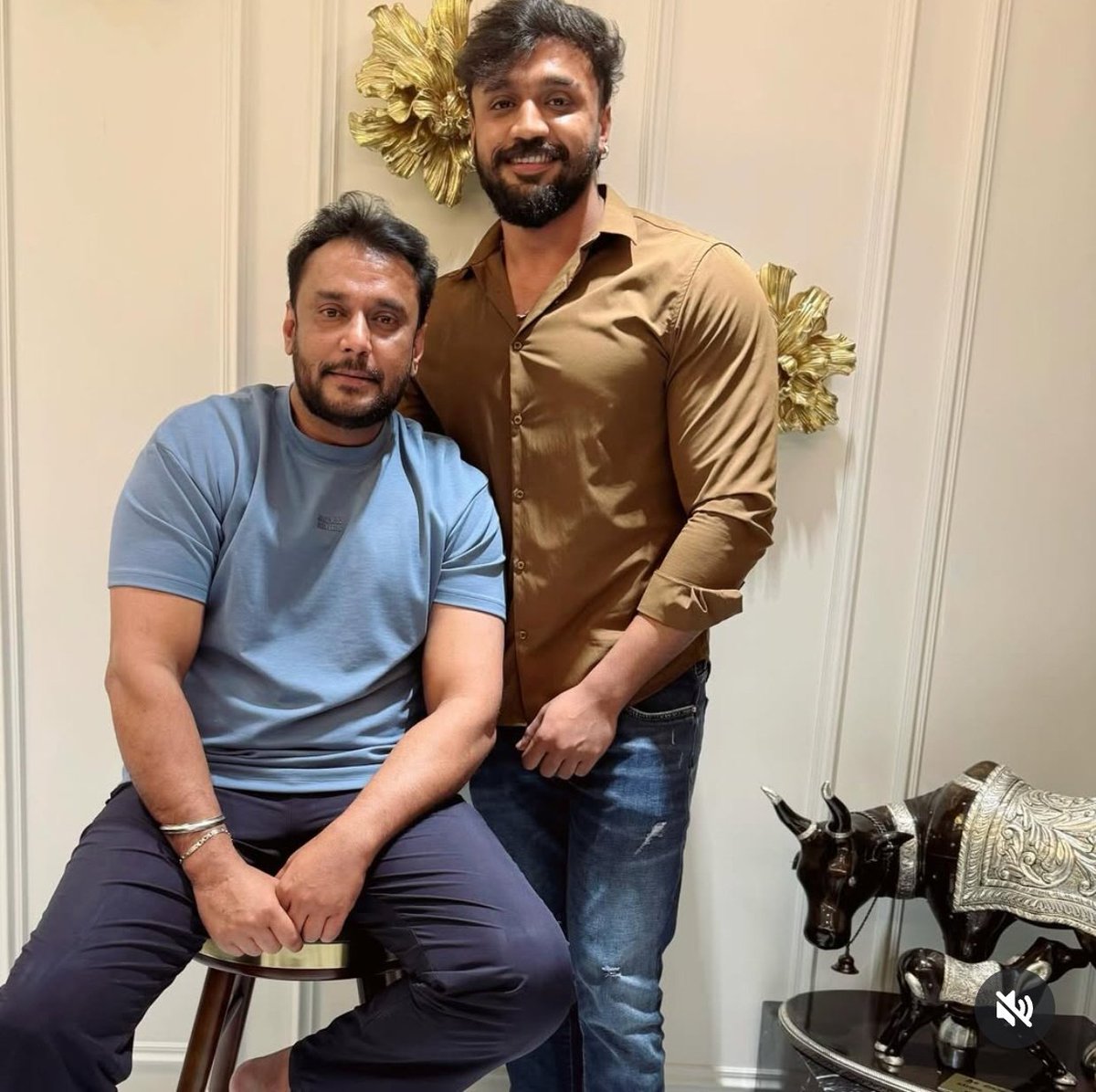 KingKariyaa's tweet photo. DBoss with his most trusted deputy Dhanveerah Gowda 😍❤️

ಗುರು ಶಿಷ್ಯ 😻💥

#HappyBirthdayDBoss

#TheDevil #DBoss @dasadarshan https://t.co/zXZIeH58m3