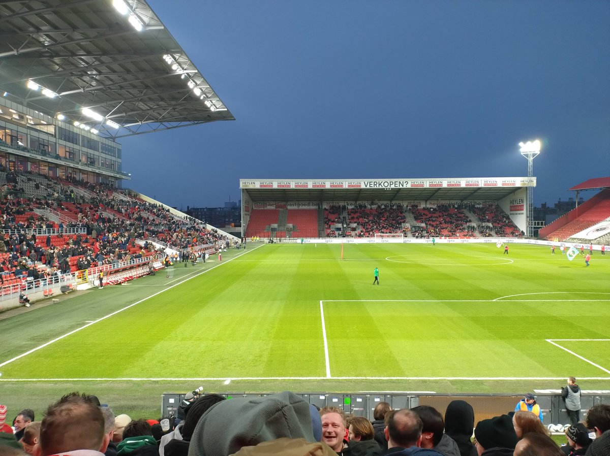 Wist niet dat Kortrijk ook een uitverbod had opgelegd gekregen, wat een hooligans #antkor #antkvk