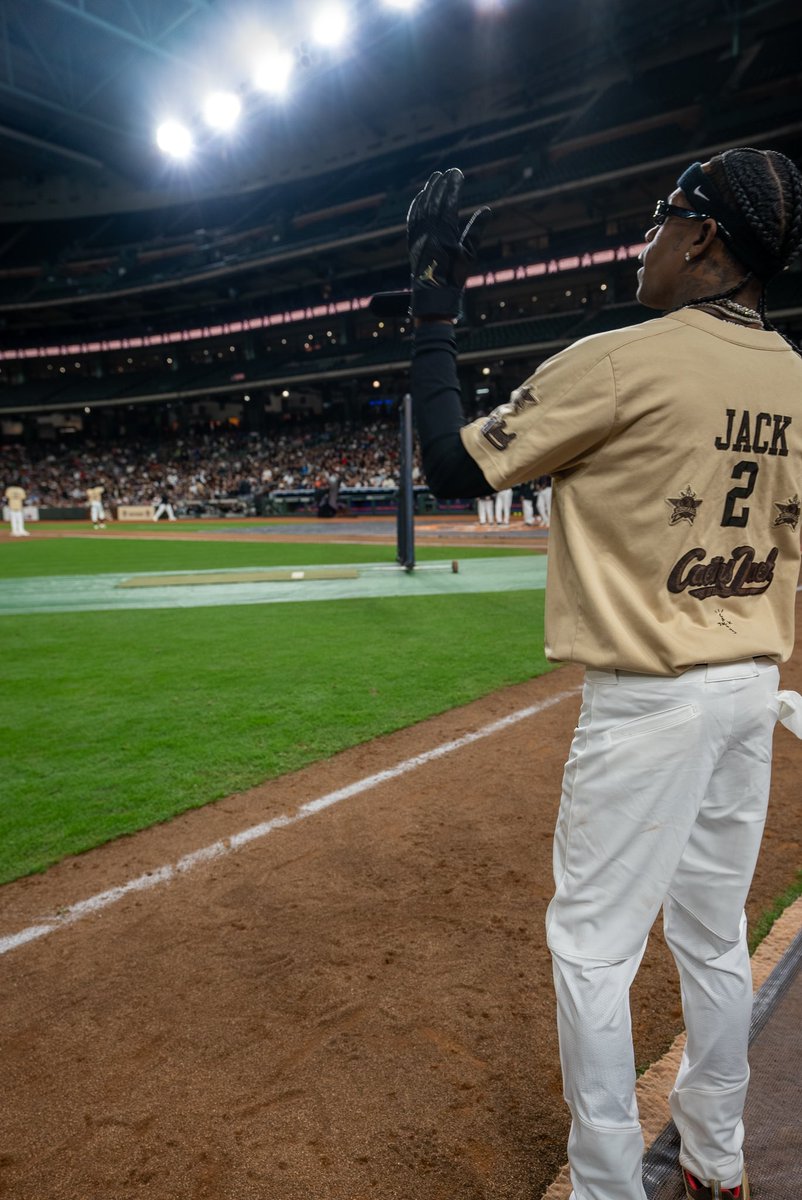 RodeoTheAlbum's tweet photo. Travis Scott at the Cactus Jack softball game 🥎

📸 by @Dt_2fly https://t.co/SvXC81yst0