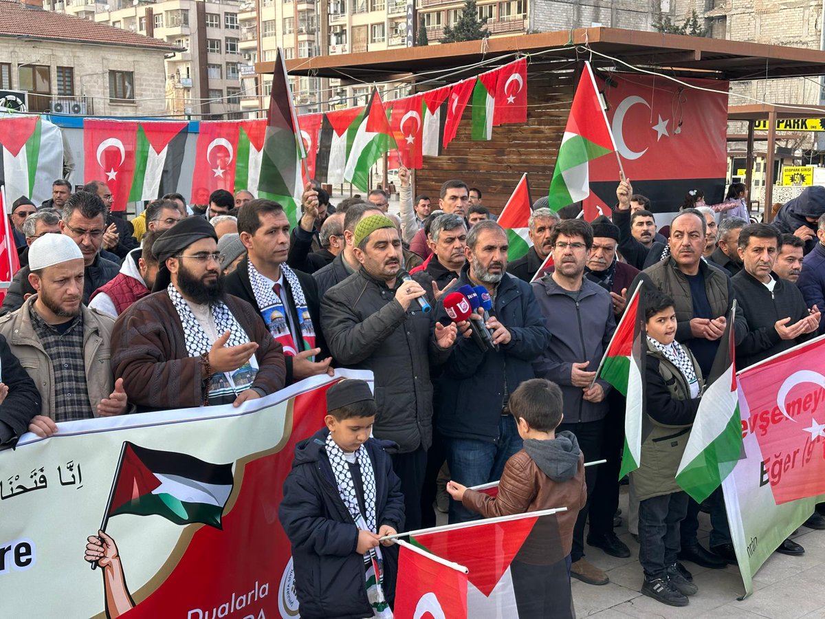 PlatformUrfa's tweet photo. Gazze, Gazzelilerindir; Filistinlilerindir!

“Gazze halkı Trump ve işbirlikçilerinin planlarına boyun eğmeyecektir”

Şanlıurfa STK Platformu olarak Filistin/Gazze için basın açıklamamızı yaptık.Katkı ve katılım sunan tüm kardeşlerimizden Allah razı olsun.
#gazzedirenişi #Trump https://t.co/Xnrg0hhqkl