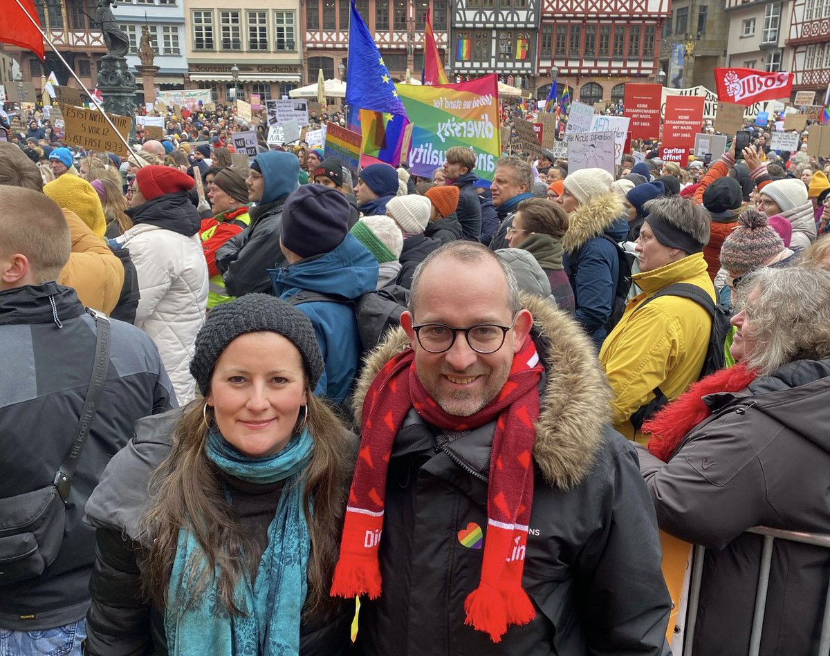 20.000 Menschen demonstrieren in #Frankfurt gegen die Gefahr von Rechts, gegen Rassismus und Menschenfeindlichkeit. Mit dabei: der Ehrenpräsident der Frankfurter #Eintracht Peter Fischer. ♥️✊