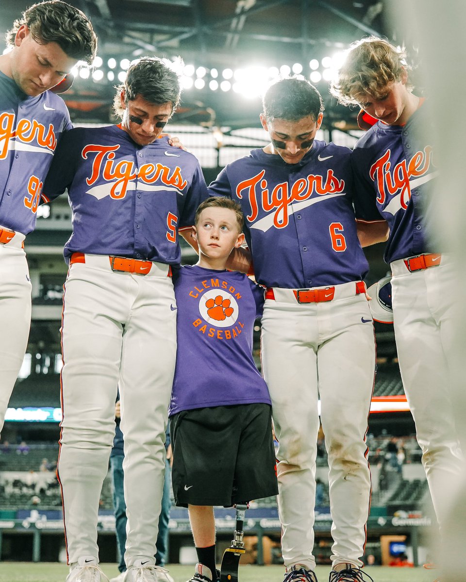 NCAABaseball's tweet photo. What it’s all about. 🥹🧡

#NCAABaseball x 📸 @ClemsonBaseball https://t.co/YRA3lFxweh