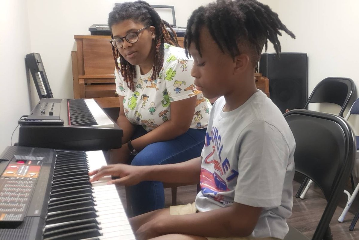 ListenPlayMusic's tweet photo. Music brings people together, and so does learning! 🎹 Whether you're a beginner or looking to refine your skills, we’ve got a spot for you. Sign up today and start making music with us! 🎶 https://t.co/loYB0maG0s