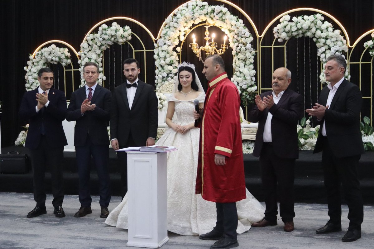 karadagferhatt's tweet photo. İl yöneticilerimiz ve CHP Eyyübiye ilçe Başkanımız Mehmet Adnan Öncel'le, Badıllı &amp; Aybar ailelerinin düğün merasimine katılıp, nikah şahitliği ettik.
Gelin ve damat'a bir ömür mutluluklar diliyorum.
Hayırlı olsun...

@Adnanncel9 https://t.co/7mkld6WNGs