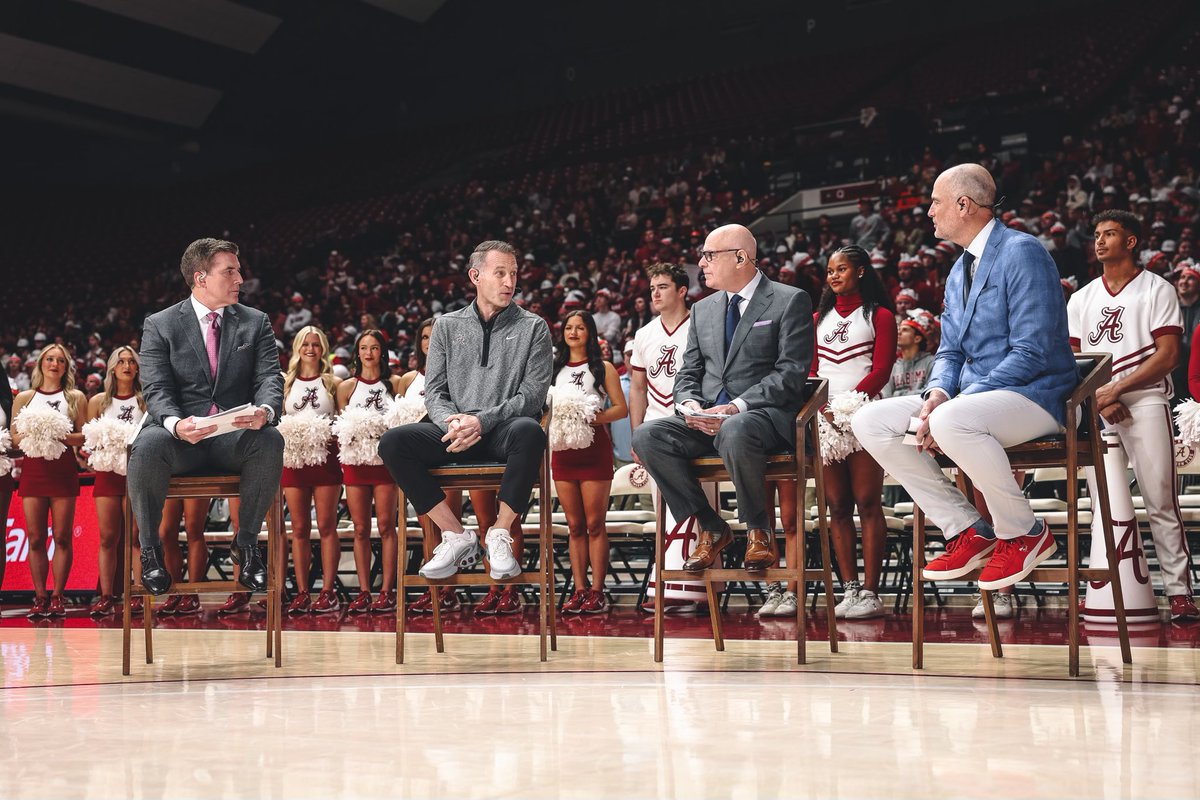 nate_oats's tweet image. Great morning with @CollegeGameDay!
Thank you to all our fans for showing up and seeing what #BlueCollarBasketball is all about! See you this afternoon at Coleman! #RollTide