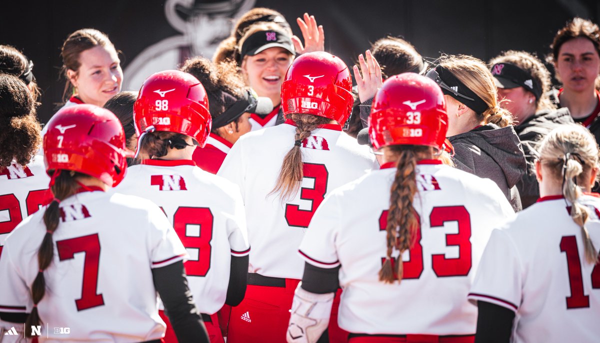 HuskerSoftball's tweet photo. Hat trick homers from the Husker bats tie things up!!!

1️⃣ @samanthablandd 
2️⃣ @taliatokheimm 
3️⃣ @bellabaconn 

B4, no outs | 4 a piece https://t.co/8CnTi4WvDq