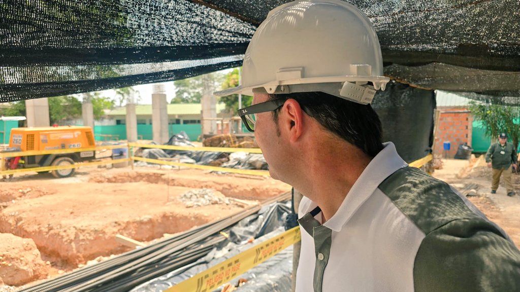 Unidades_UTS's tweet photo. Hoy, nuestro rector @olengerke realiza recorrido por la obra en campus  Barrancabermeja, para supervisar los avances de este gran proyecto que fortalecerá nuestra infraestructura educativa. 🏗️

#GratuidadYcalidad #LoHacemosPosible #UTSBarranca #Educación #OrgulloUiteísta https://t.co/vXrPS6akxa