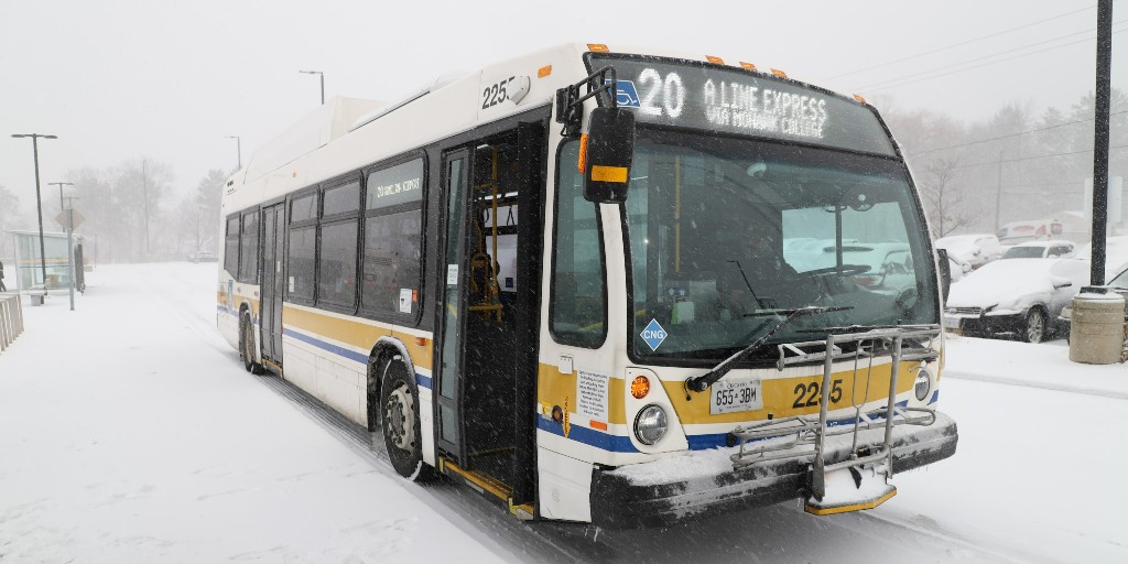 hsr's tweet photo. Here are a few #TransitTips to get you ready to ride in today's snowy weather
🧣Bundle up in layers, hats, gloves, and scarves.
⏰Allow extra time – snow can slow things down.
‼️Get real-time updates in your trip planning apps: https://t.co/IfN0zpOT84
#HSRAlert #HamOnt https://t.co/6aRu8tojhG
