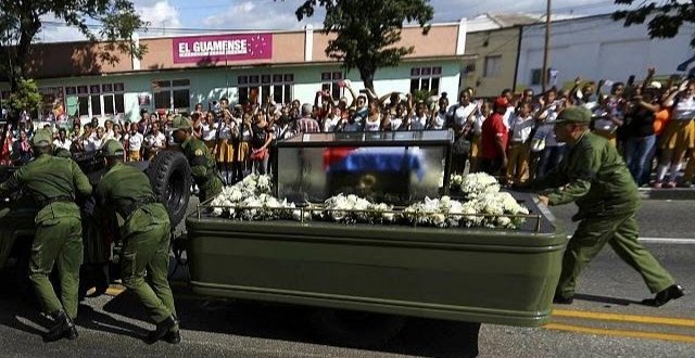 mohammadparsi1's tweet image. در کوبا چنان همه‌چیز مستهلک و نابود شد که در مراسم تدفین فیدل‌کاسترو، با خراب شدن خودروی حمل جنازه مأموران مجبور به هل دادن می‌شوند، کاسترو دائم وعده آینده روشن کوبا را می‌داد اما امروز مردم در خاموشی بی‌پایان و اقتصاد فروپاشیده غرق شده‌اند و این آینده هر اقتصاد ایدئولوژیکی‌ است!