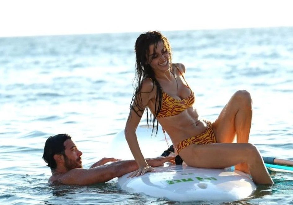 Netflix'te hande erçel barış arduç'ın #RüzgaraBırak filmini seyrediyorum şu an.  Çeşme Alaçatı ve yarımadadaki bütün koylar var. İnsanı neşelendiren güzel bir film olmuş Rüzgara Bırak. Oyunculuklar da gayet iyi