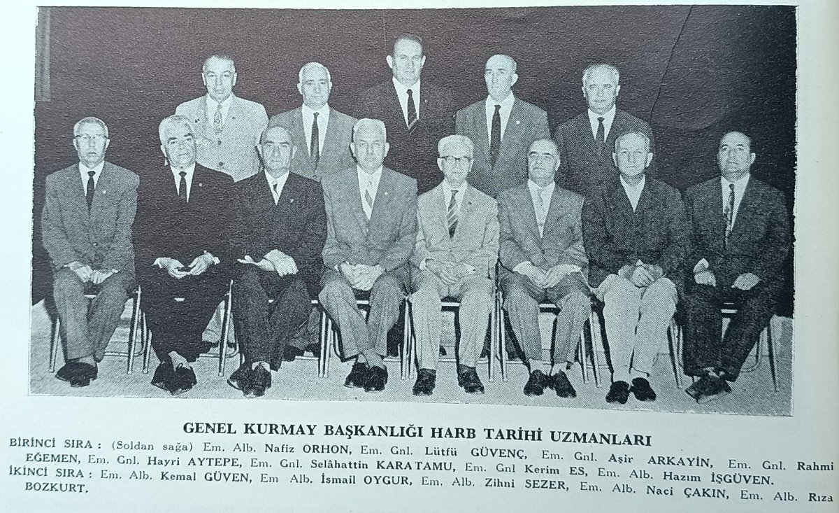 Askeri tarihçiler için çok değerli bir fotoğraf. Zira fotoğraftaki isimler Türk resmi askerî tarih literatürünün temelini oluşturan "Beyaz Seri"yi yazdılar. 1960'larda kaleme aldıkları kitapları, tüm eksiklerine rağmen, halen referans kitap olarak kullanıyoruz. Ruhları şad olsun.