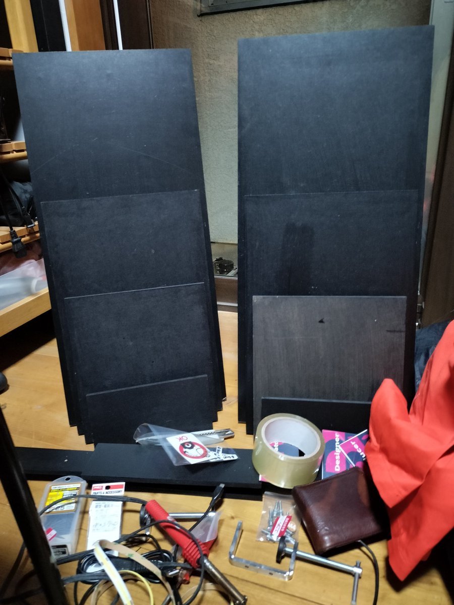 DUX_TARN's tweet photo. コミティア開催まで9時間を切りました。映像を作れなかったアニメーターはおわびとして展示台作っています。 https://t.co/s2gwjyVI93