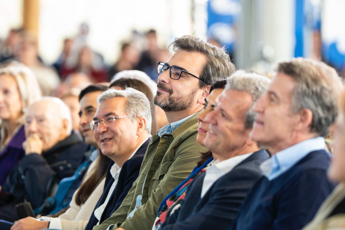 DiegoCalvoPouso's tweet photo. Hai un ano os galegos e galegas falaron alto e claro respaldando a
estabilidade; a política de feitos, moderada, seria e comprometida con Galicia que lidera @AlfonsoRuedaGal

Parabéns, presidente. É un orgullo formar parte deste equipo e traballar xuntos pola nosa terra https://t.co/8OJ2x5DxRS