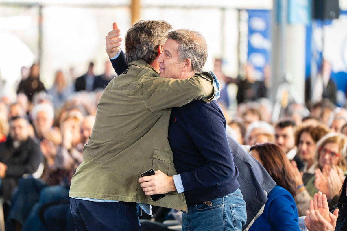 DiegoCalvoPouso's tweet photo. Hai un ano os galegos e galegas falaron alto e claro respaldando a
estabilidade; a política de feitos, moderada, seria e comprometida con Galicia que lidera @AlfonsoRuedaGal

Parabéns, presidente. É un orgullo formar parte deste equipo e traballar xuntos pola nosa terra https://t.co/8OJ2x5DxRS