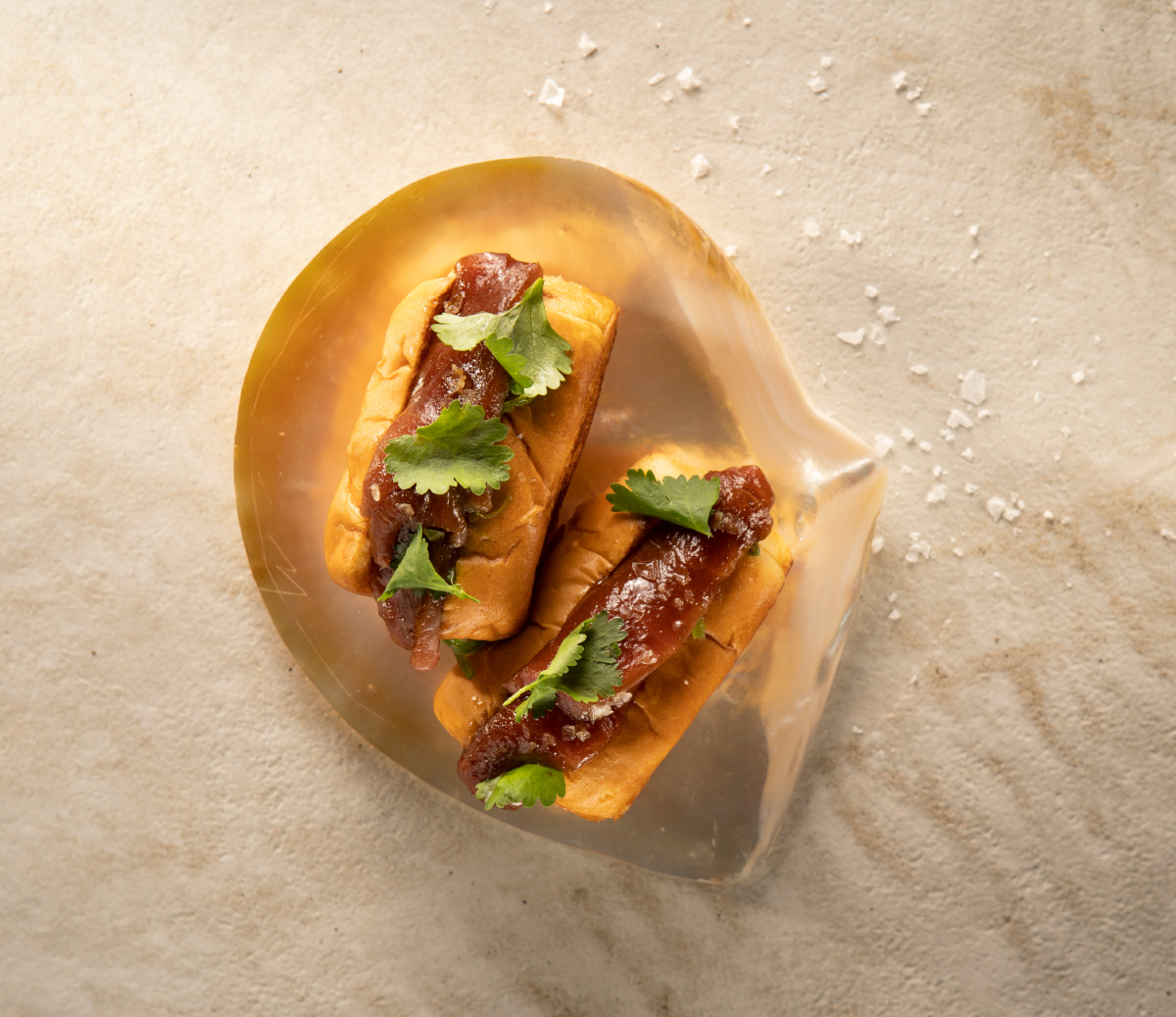 No sabemos si nos gusta más la sensación untuosa de la mantequilla del brioche o la franqueza del atún rojo marinado. Lo que tenemos claro es que el perrito nikkei os gusta tanto a vosotros como a nosotros.
#CocinaViajera #ExperienciaBacus #CocinaNikkei