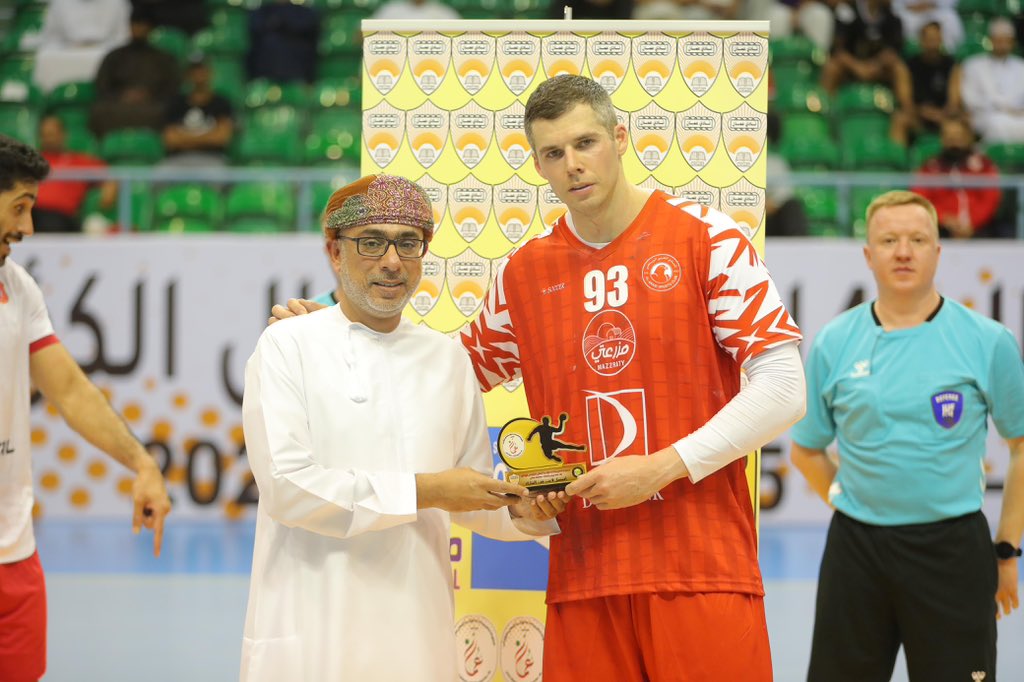 فلادان ليبوفينا من النادي العربي القطري يحصل على جائزة أفضل لاعب في مباراة كلاً من العربي القطري والكويت الكويتي.
قام بتسليم الجائزة الفاضل/سلطان بن أمين بن عبدالرب الزدجالي الرئيس التنفيذي لمنصة مُصلّح.
<a href="/musalih_om/">Musalih مُصلِّح</a>