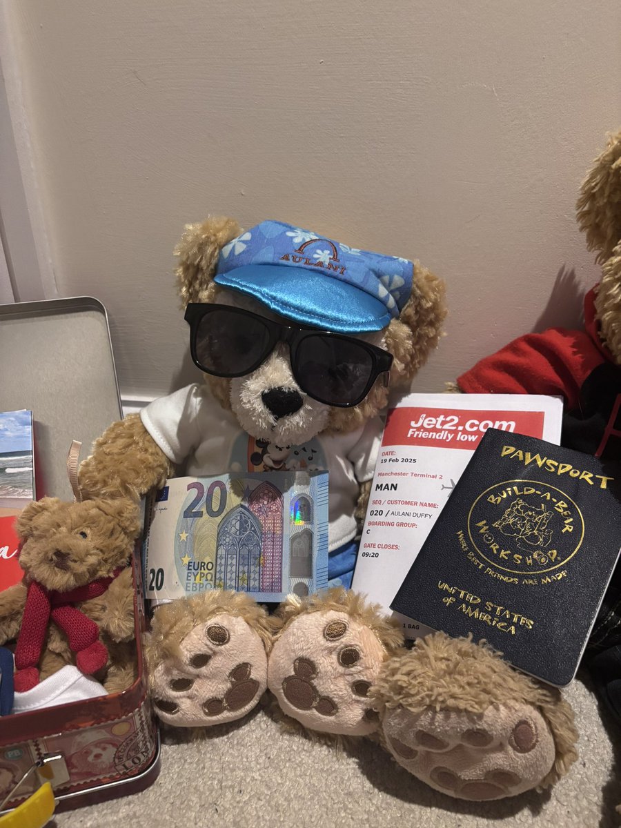 Mommy and Daddy are going on vacation this week and I thought it would be nice for Aulani to go with them. I’m being super helpful at getting him packed and giving him travelling advice 🧳 ✈️ 🏝️ 🇮🇨