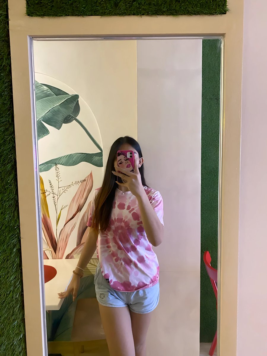 Queeny_mia's tweet photo. rt if you believe in love at first sight https://t.co/pn8eVSOAS1