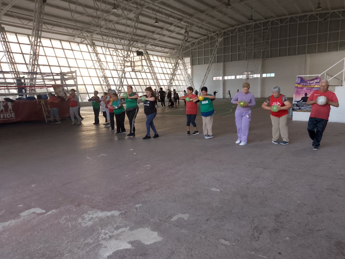 RiversNikyta's tweet photo. Voluntaria de la promoción de la activación física y el deporte, la Profesora Melina Rivera," Enciende el #SemáforoDeportivo 🚦de la @FAHHdeporte en el Deportivo "LOS HÉROES" con una actividad física con adultos mayores de la zona de Ixtapaluca Estado de México. https://t.co/cypCB8uhop