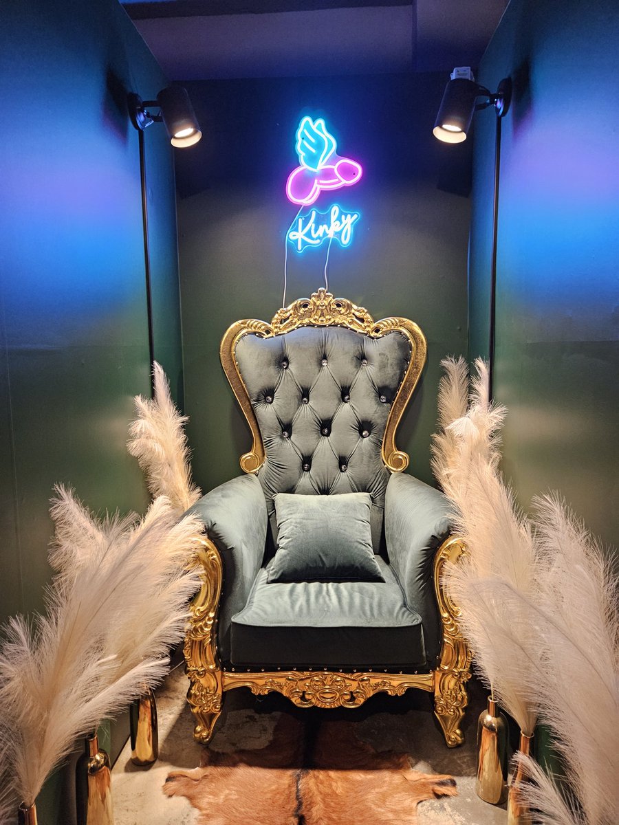 킨키바 출동~♡
재미잇게 놀다가 올게요~♡

#부부 #부커 #재미잇는놀이
#신나게놀자 #오랜만에데이트

<a href="/5lZfObsYP7giC2Z/">옆집♡여시부부</a>