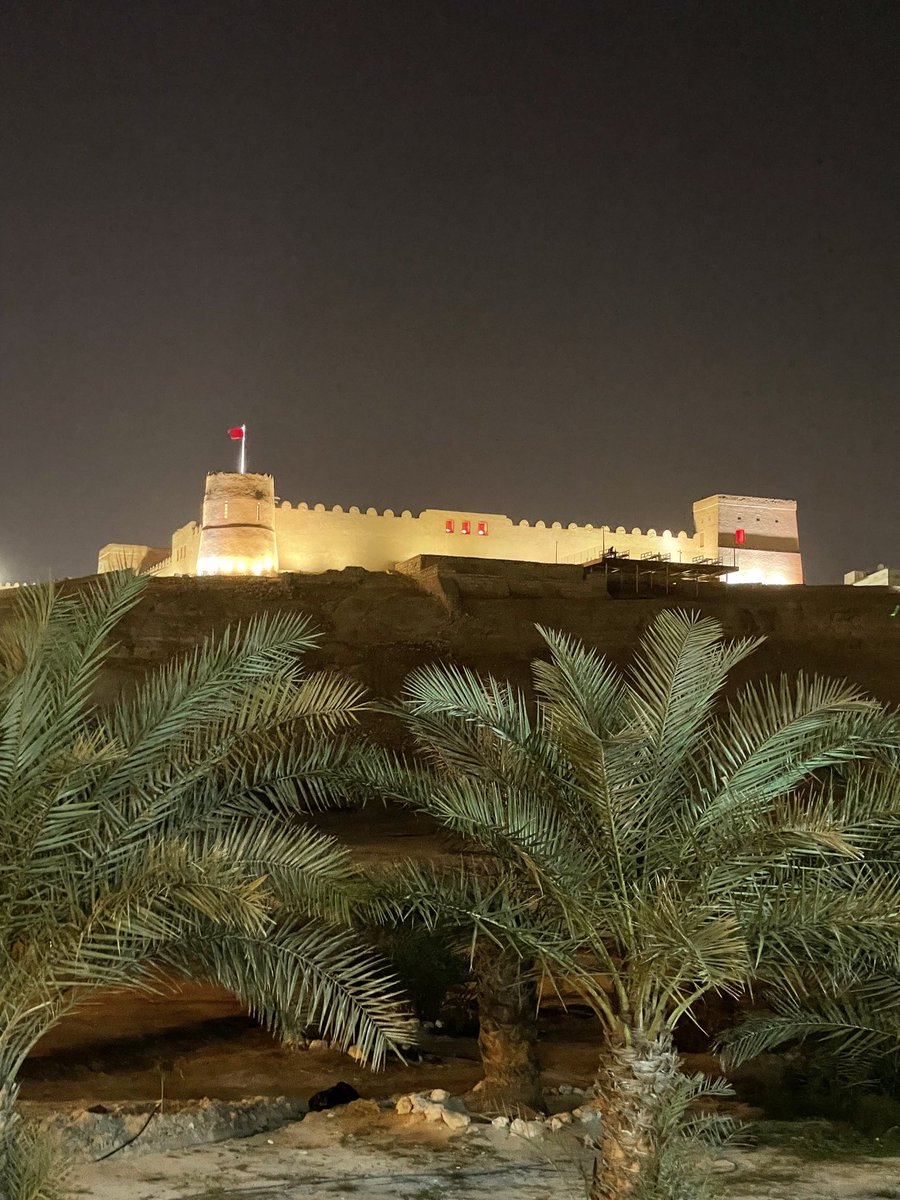 يعل يسقي الحيـَـا دار الرفاع💙. 
                و كل دارِ من العشب تازم غشابه