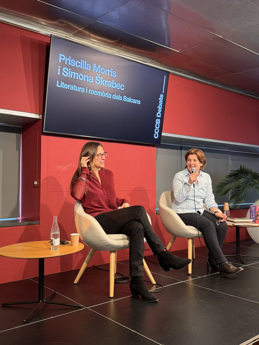 M’agraden els divendres i el d’ahir va ser bonic. La presentació de ‘Papallones negres’ de Priscilla Morris i la reflexiva intervenció de <a href="/SSkrabec/">Simona Škrabec</a> van ser el millor preludi per arrencar la lectura d’un dels darrers llibres editats per  <a href="/Ed_Periscopi/">Periscopi</a> 

#magradallegir