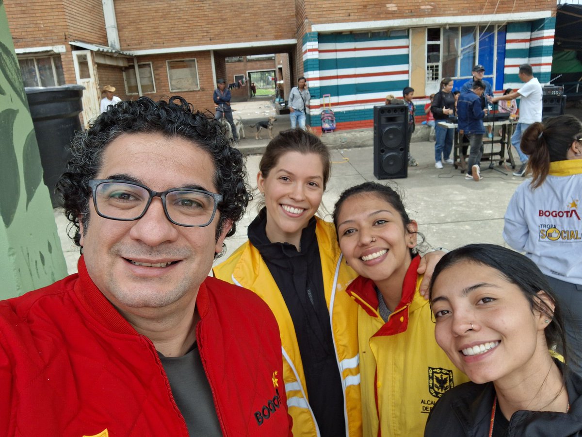 RobertoAnguloS's tweet photo. 📢 Sábado de rap y rancheras en La Florida con los jóvenes emberá

Una actividad de memoria e integración que hicimos con los equipos de @ConsejeriaDePaz e @integracionbta. https://t.co/YYCEfe2QRF