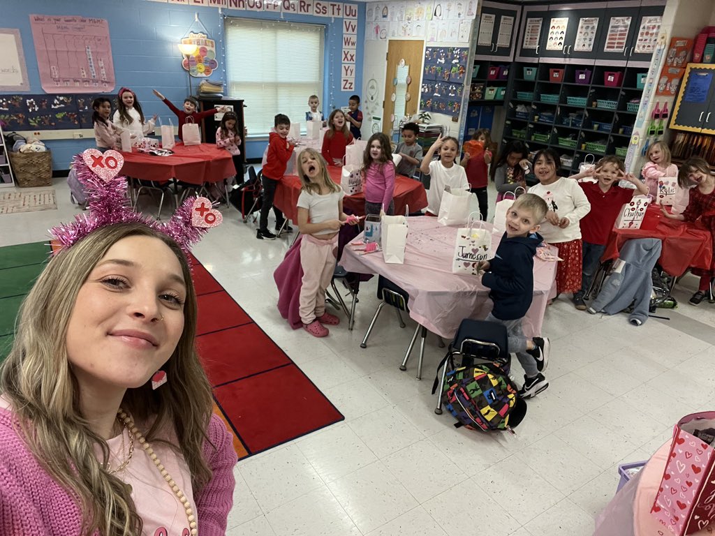 brock_road's tweet image. 💌 Will you be mine? Check YES or YES! 💌

Every day feels like Valentine’s Day with our Bobcats spreading kindness and joy! ❤️🐾 Who will you share some love with today? #BobcatLove #CheckYes