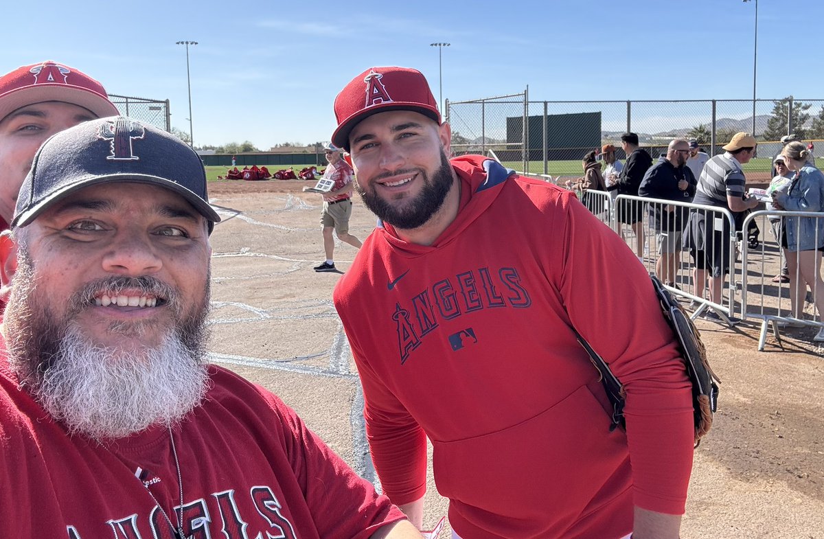 dosleprechauns's tweet photo. #IrishintheMLB finally got to meet #IrishSlugger @NikoKavadas at @Angels #SpringTraining 🌵⚾️☘️ https://t.co/AAR8cYlEAZ