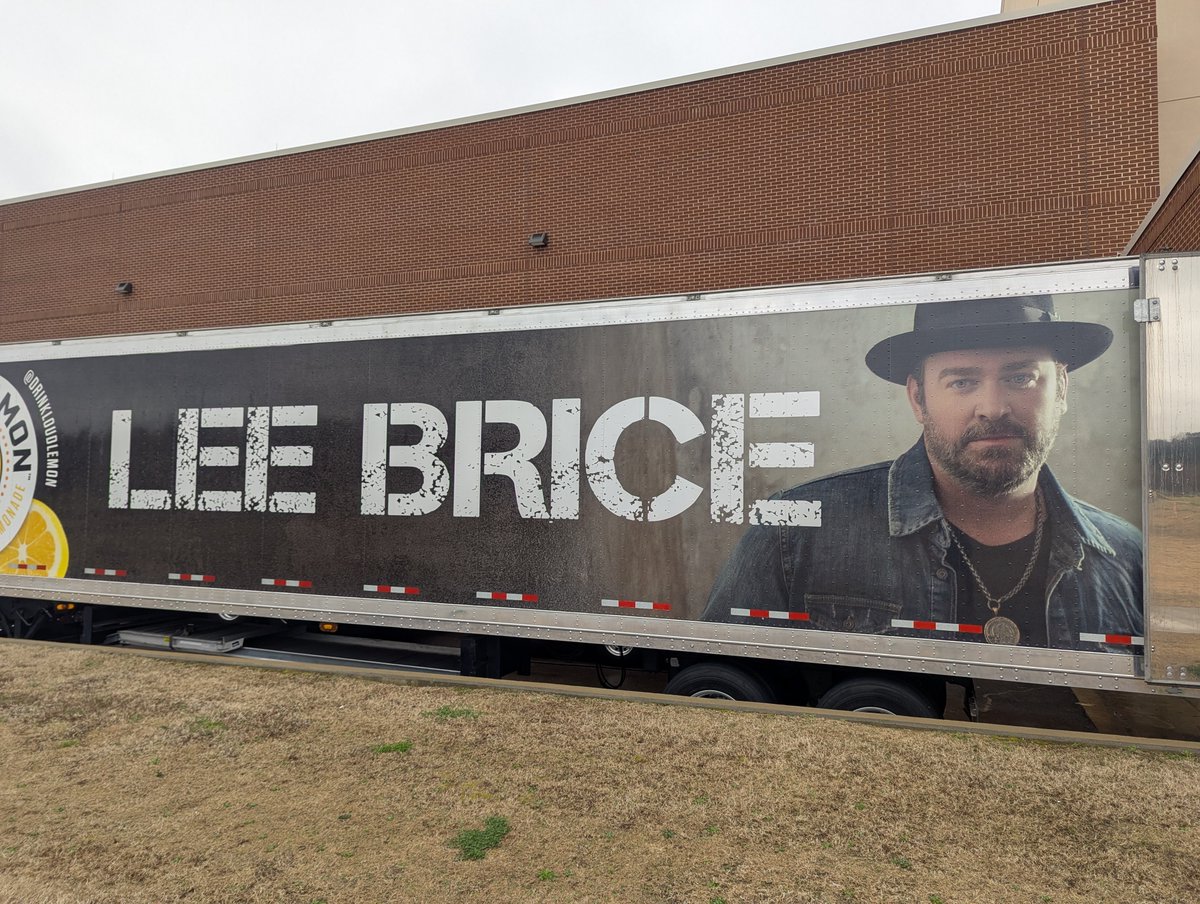 Country music superstar @LeeBrice is in the house! Great seats are still available for his You, Me, &amp; My Guitar concert TONIGHT at 7:30! Get them at the door at 6:30 or at heindlcenter.org/lee-brice. We'll see you there!